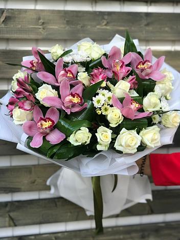 Букет цветов из: Розы и Хризантемы в Орешки