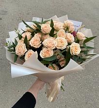 Букет Кремовые розы Латте в Орешки