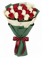 Букет Микс из красных и белых роз в Орешки