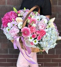 Цветочная композиция из Розы, Хризантемы, Пионы и Лизиантусы в корзине в Орешки