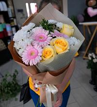 Букет цветов из:  Герберы, Розы и Хризантемы в Орешки