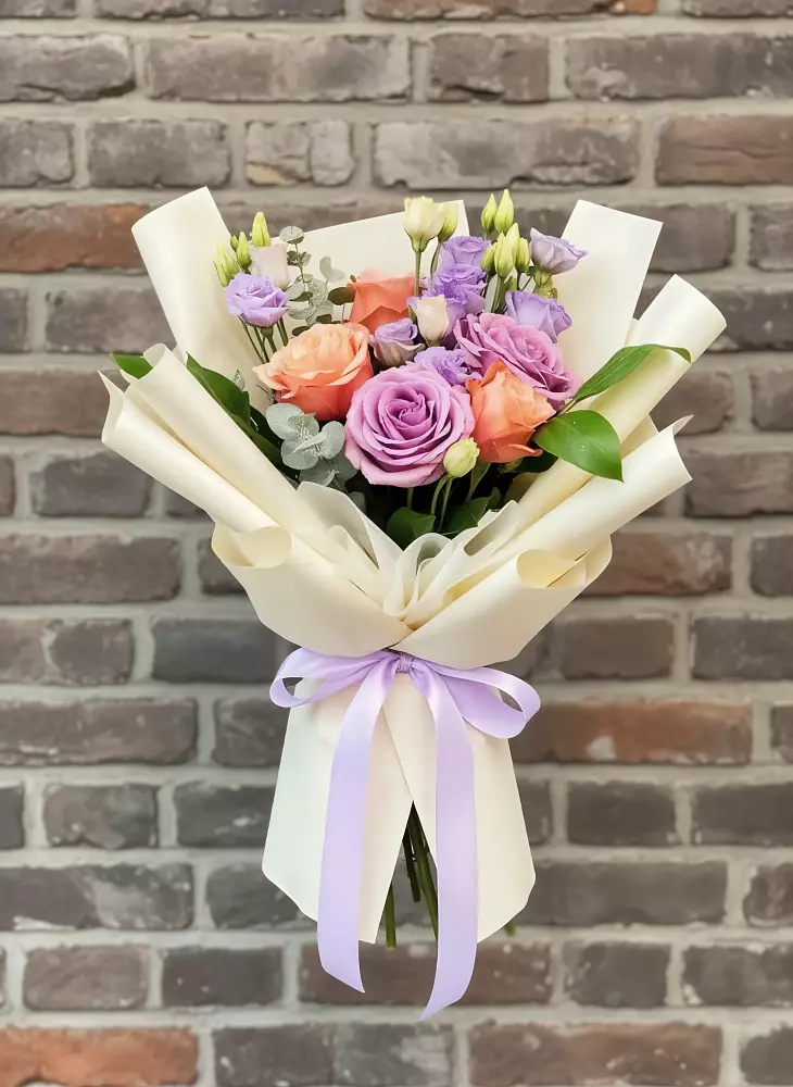 Букет цветов из: Лизиантусы и Розы в Орешки