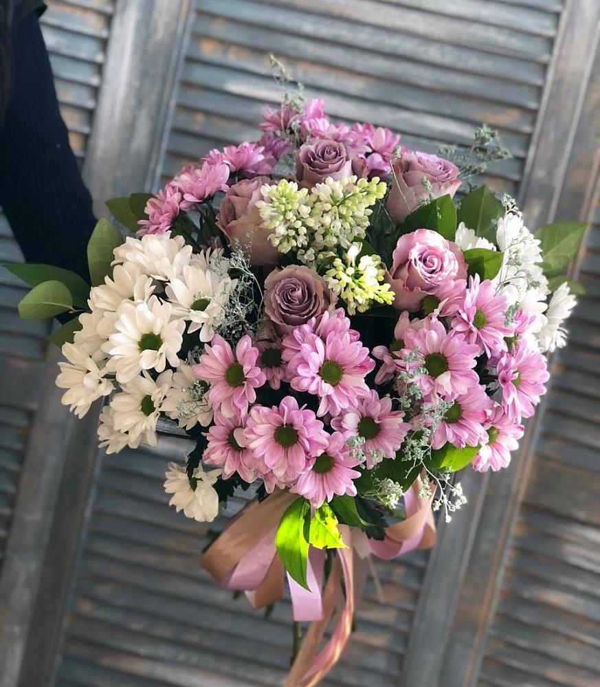 Букет цветов из: Хризантемы и Розы в Орешки