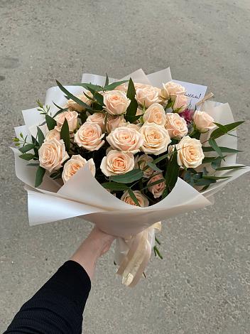 Букет Кремовые розы Латте в Орешки