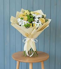 Букет цветов из:  Хризантемы и Розы в Орешки