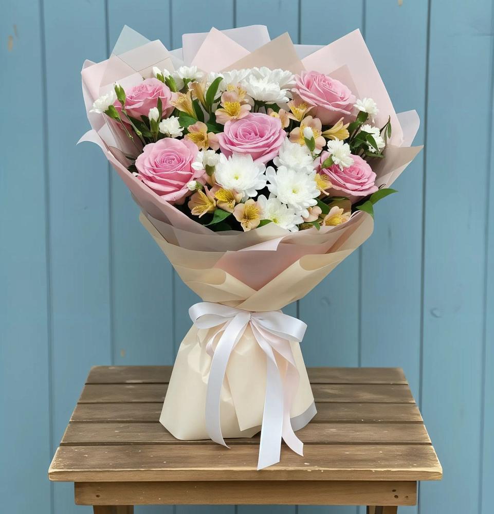 Букет цветов из: Гвоздики, Орхидеи и Розы в Орешки