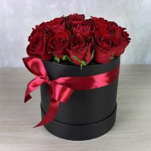 Цветочная композиция из Розы в шляпной коробке в Орешки