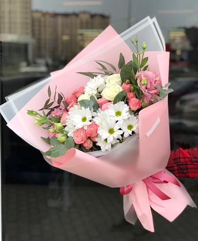 Букет цветов из: Розы, Лизиантусы и Хризантемы в Орешки